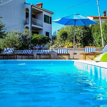 Apartments With A Swimming Pool Pula - 7356 Exterior photo