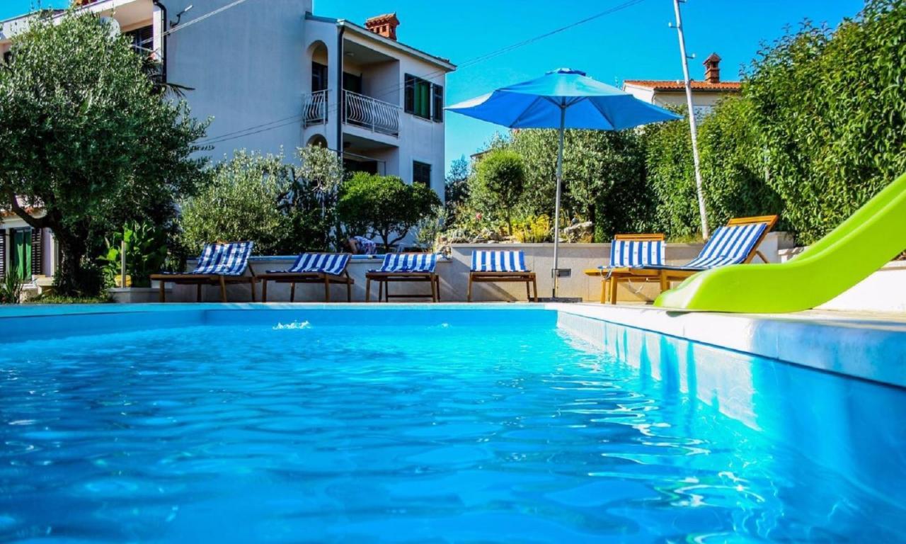 Apartments With A Swimming Pool Pula - 7356 Exterior photo