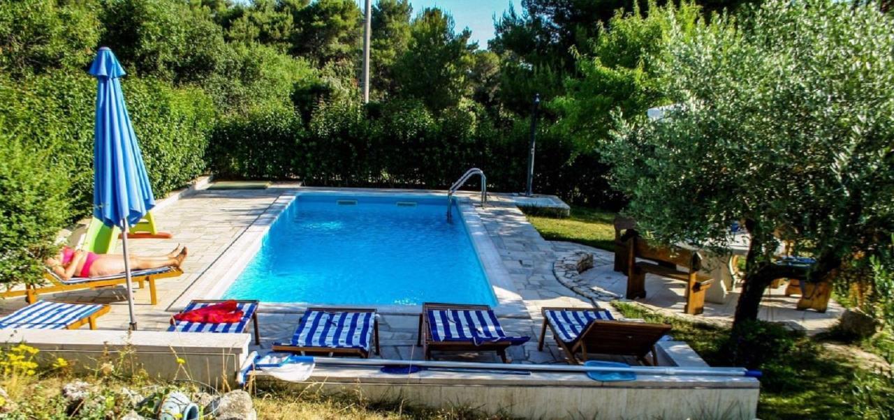 Apartments With A Swimming Pool Pula - 7356 Exterior photo